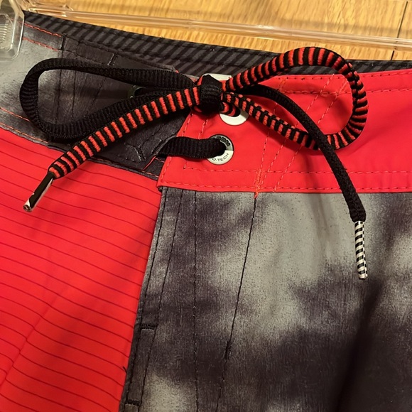 Volcom size 28 Small Mod-Tech red black 10” Liberate Lido board shorts LIKE NEW - Picture 7 of 10